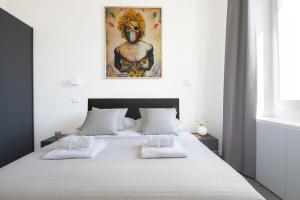 1 dormitorio con 1 cama y 2 toallas blancas en Ambio Suite Luxury Trastevere en Roma