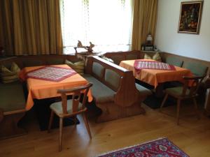 une salle à manger avec deux tables et deux chaises dans l'établissement Haus Tenk, à Mittersill