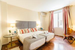 a bedroom with a large bed with towels on it at Stylish and wide- 3Bdr 3Bth- Los Remedios in Seville
