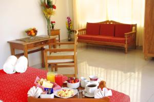 una sala de estar con una mesa con comida. en Del Castillo Plaza Hotel Pucallpa, en Pucallpa