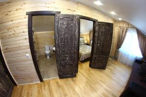 コストロマにあるGuest House Altinのバスルーム(トイレ、鏡付)が備わる客室です。