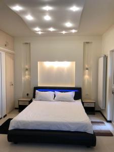 sypialnia z dużym białym łóżkiem z dwoma stołami w obiekcie Vila Carmen Vama Veche w mieście Vama Veche