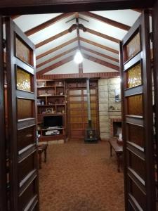 une porte ouverte menant à une pièce avec une cheminée dans l'établissement Tiger House Guest House, à Bcharré