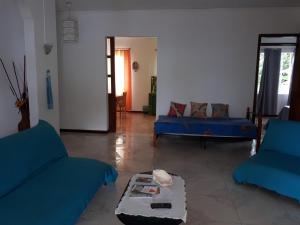 Una sala de estar con dos sofás azules y una mesa. en Apt in La Gaulette, en La Gaulette