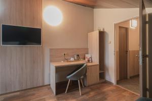 a small room with a desk and a chair at RESTAURACE A PENZION U DOUBKŮ in Břeclav