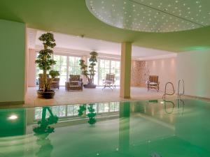 una casa con piscina y una habitación en Amethyst Hotel Garni Lüneburg, en Lüneburg