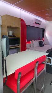 een kamer met een tafel, een bed en een bureau bij Room Motels Gympie in Gympie