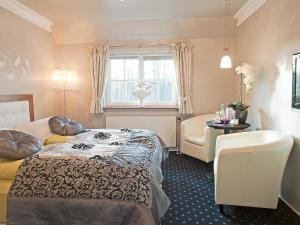 Un pat sau paturi într-o cameră la Amethyst Hotel Garni Lüneburg