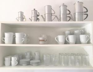 アレンツァーノにあるVilla Giuanneのカップ・皿・マグカップが並ぶ棚