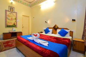 1 dormitorio con 2 toallas en una cama en Bani Park Hotel, en Jaipur