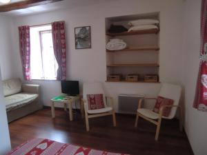 een woonkamer met een bank en een tafel en stoelen bij Gite "Karcher" in Colmar