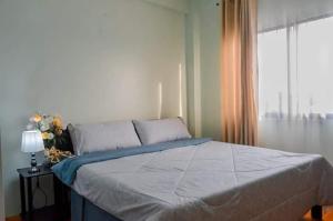 Schlafzimmer mit einem großen Bett und einem Fenster in der Unterkunft Adams View Hotel in Moalboal