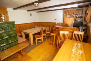 Lounge nebo bar v ubytování Hostel LakeBled