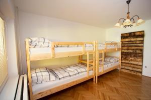 Bunk bed o mga bunk bed sa kuwarto sa Hostel LakeBled