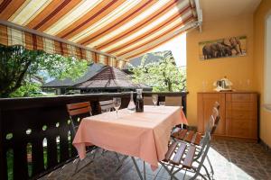 un tavolo con bicchieri da vino sul balcone di Hostel LakeBled a Bled