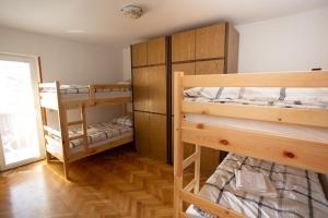 Postel nebo postele na pokoji v ubytování Hostel LakeBled