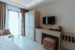 A television and/or entertainment centre at Istanroom by Keo