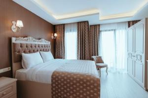 Istanroom by Keo في إسطنبول: غرفة نوم بسرير كبير وكرسي