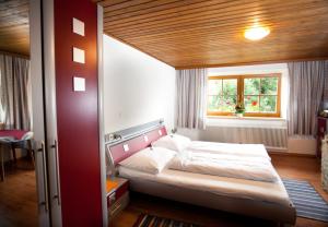 マリアプファルにあるラントホテル ラックナーホフの窓付きの部屋にベッド付きのベッドルーム1室があります。