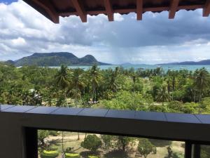 - une vue sur l'océan depuis le balcon d'un complexe dans l'établissement Eagle Bay Hotel, à Kuah