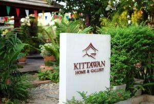 um sinal para a casa e jardim kithilian em Kittawan Home&Gallery em Chiang Mai