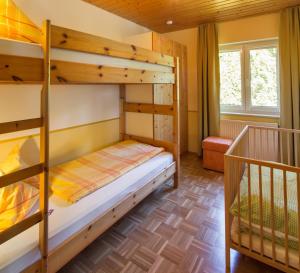 מיטה או מיטות קומותיים בחדר ב-Ferienhof Schwehr