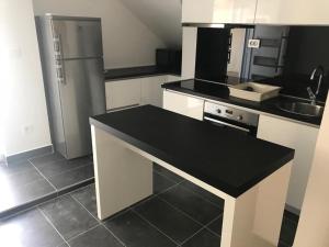 Kuchyňa alebo kuchynka v ubytovaní apartmani mihaljević