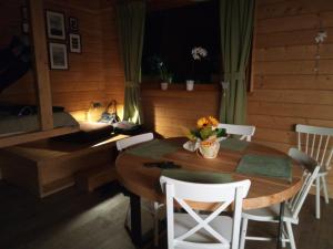 uma sala de jantar com uma mesa de madeira e cadeiras em Rifugio Il Ginepro dell'Etna em Linguaglossa