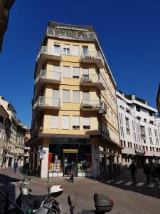 un edificio alto amarillo con motos estacionadas frente a él en Suite Manin, en Treviso