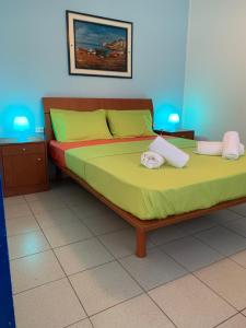 una camera da letto con un grande letto con lenzuola gialle e verdi di B&D 1 a Zóla