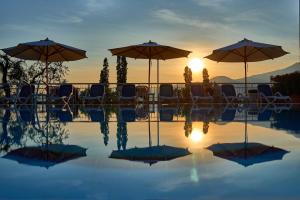 Bazén v ubytování Hotel Benacus Torri del Benaco nebo v jeho okolí + 37 fotografií