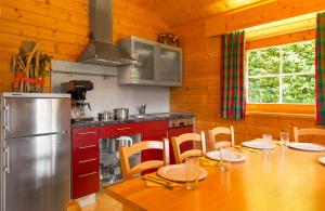 uma cozinha com uma mesa com cadeiras e um frigorífico em Ferienhof Schwehr em Salem