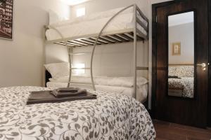سرير بطابقين أو أسرّة بطابقين في غرفة في Talbot Coach House