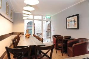 a dining room with a table and chairs at Talbot Coach House in Dublin +46 photos