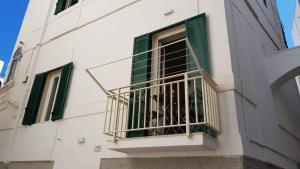 un chien dans une cage dans une fenêtre d'un bâtiment dans l'établissement La Dimora dei Sorrisi, à Monopoli