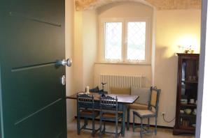una sala da pranzo con tavolo, sedie e finestra di Milleunastella a Montescaglioso