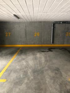 クラクフにあるBella Casa Premium Apartment - 104 Kobierzynskaの壁に数字が付いた空車の駐車ガレージ
