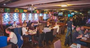 eine Gruppe von Personen, die in einem Restaurant an Tischen sitzen in der Unterkunft Tatler Jack in Killarney