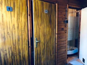 Dolni MiseckyにあるChata u Kostelaの窓付きの部屋の木製ドア