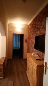 TV a/nebo společenská místnost v ubytování Enjoy Inn