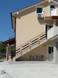 um edifício com um pátio com duas cadeiras e uma mesa em PortoBello em Portorož
