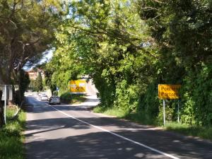 uma estrada com um sinal que diz estacionamento privado licencphaltphaltphaltphaltphaltfficient em PortoBello em Portorož