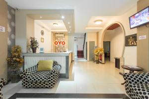 a lobby of a hospital with a ovr sign on the wall at Super OYO 663 Hotel Sejati in Balikpapan