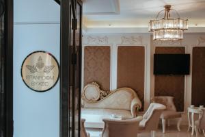 A seating area at Istanroom by Keo