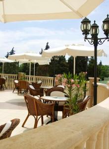 A restaurant or other place to eat at Sol Nessebar Palace All Inclusive