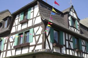 un edificio con banderas a un lado. en Haase Eck, en Bad Hönningen