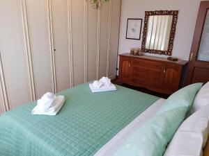 una camera da letto con un letto e asciugamani di Moncalvo in Relax a Moncalvo