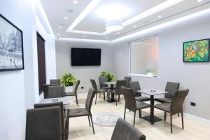 TV a/nebo společenská místnost v ubytování Emerald Boutique Hotel