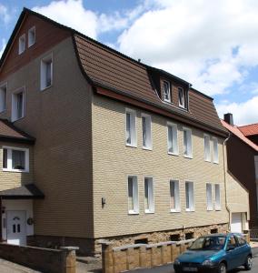 una casa con un coche aparcado delante de ella en Ferienwohnung Köhler, en Goslar