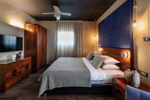 PLAY Seaport Suite Hotel TLV客房内的一张或多张床位